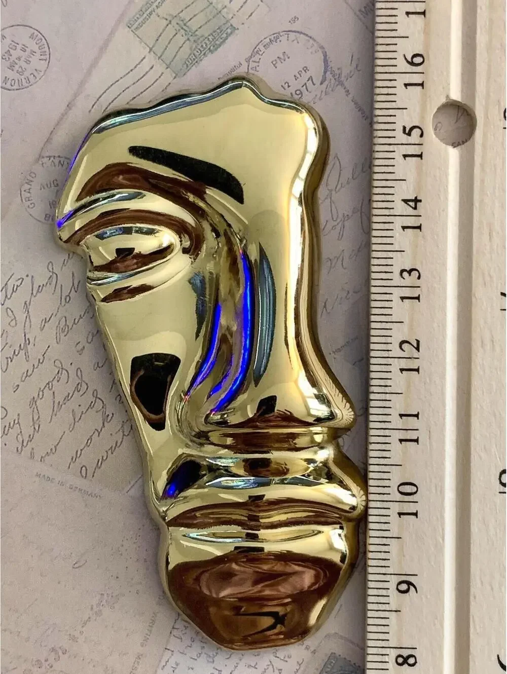 Shiny Gold Abstract Face Brooch - Bold & Unique Statement Accessory